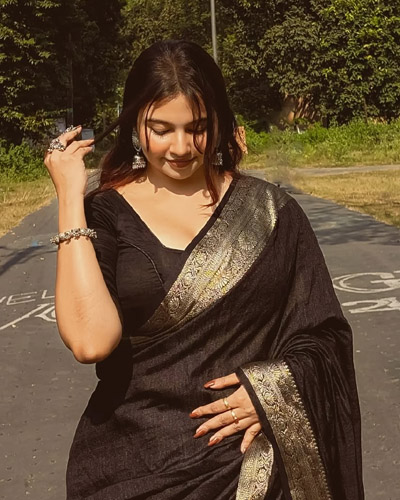 Avni Independent Escorts in Indore posing gracefully outdoors in a black saree.