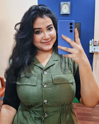 Mirror selfie of Kiara Beautiful Escorts in Indore, looking confident and gorgeous in a green shirt and printed trousers